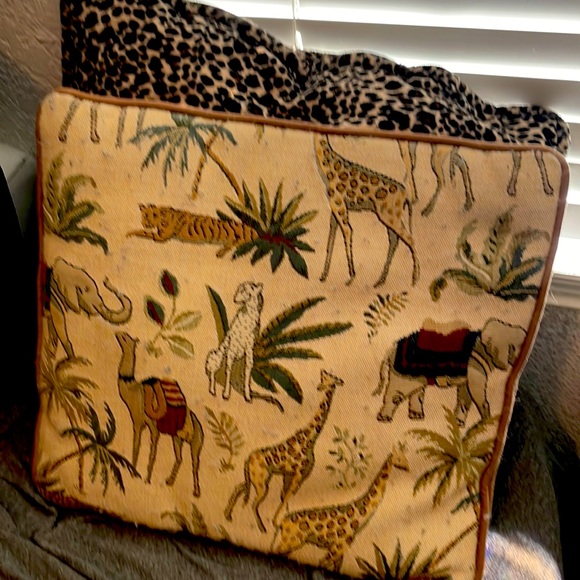 Two animal print safari pillows throw - Picture 1 of 2